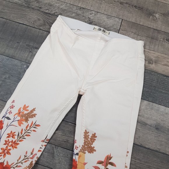 Free People Penny Pull On Flare Jeans 25 UK 4 White Floral Flares Boho BN - Picture 3 of 12